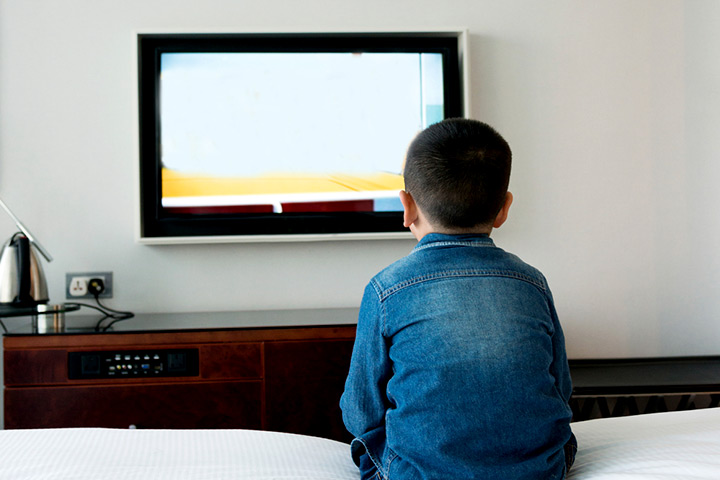 Good-And-Bad-Effects-Of-Television-On-Children-kidhours